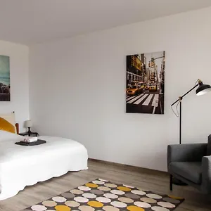 Apartment Bright - - Balcony - Tradefair, Neuss